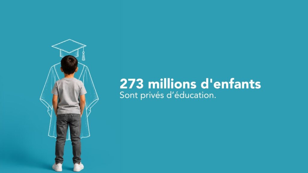 Un jeune garçon de dos, une toge et une toque de diplômé dessinées autour de lui, à côté du texte : 273 millions d’enfants sont privés d’éducation